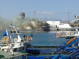 Declarado un incendio en un barco atracado en el Puerto de La Luz