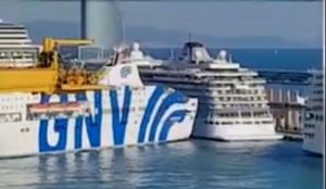 [:es]Un ferry choca contra un crucero en el Puerto de Barcelona[:]